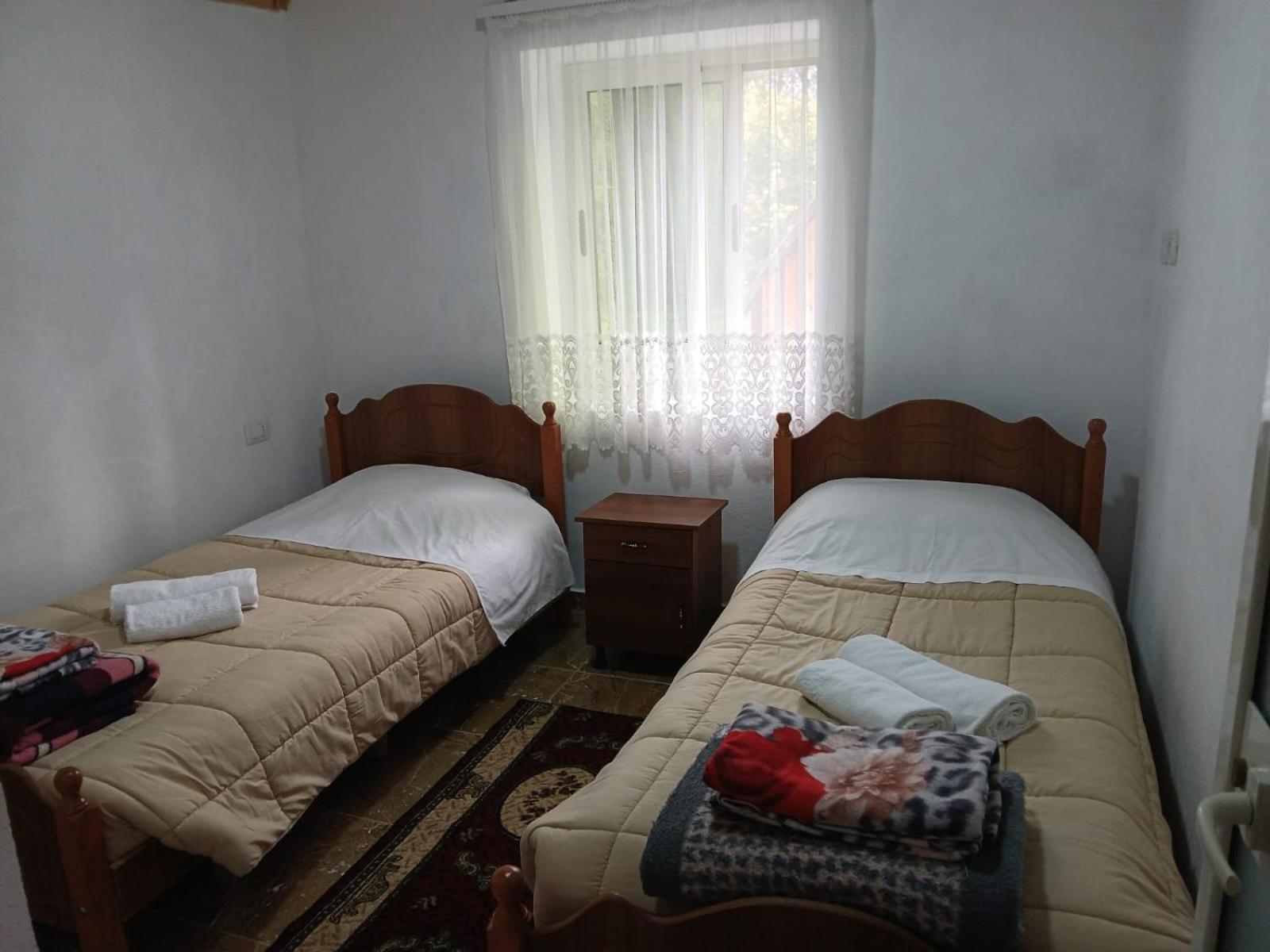 Bed and Breakfast Bujtina Milani Theth Esterno foto